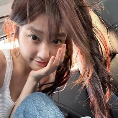 给小酒馆女子喝高杯酒